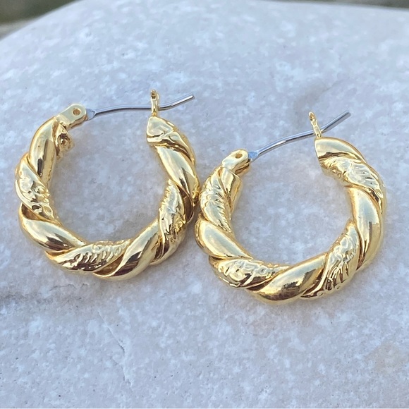 Gold Hoop Earrings twisted look design - Picture 4 of 7